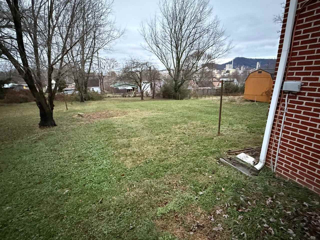 629 Jackson St - Photo 4 of 38