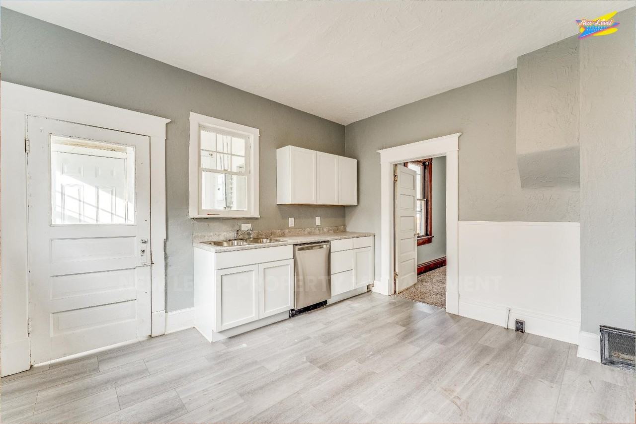 305 N Pennsylvania Ave - Photo 4 of 18