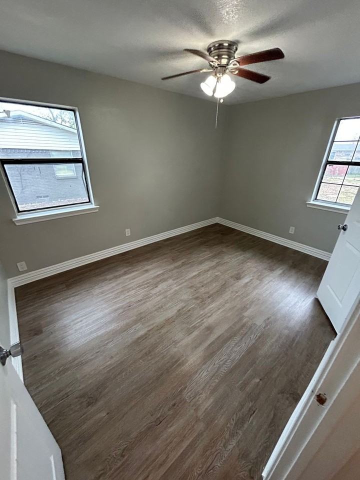 605 E Miller Rd - Photo 4 of 12