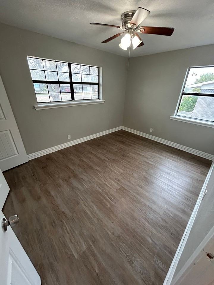 605 E Miller Rd - Photo 5 of 12