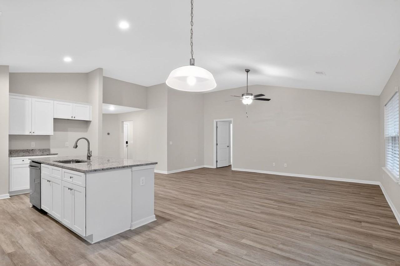 245 Cromer St - Photo 4 of 15