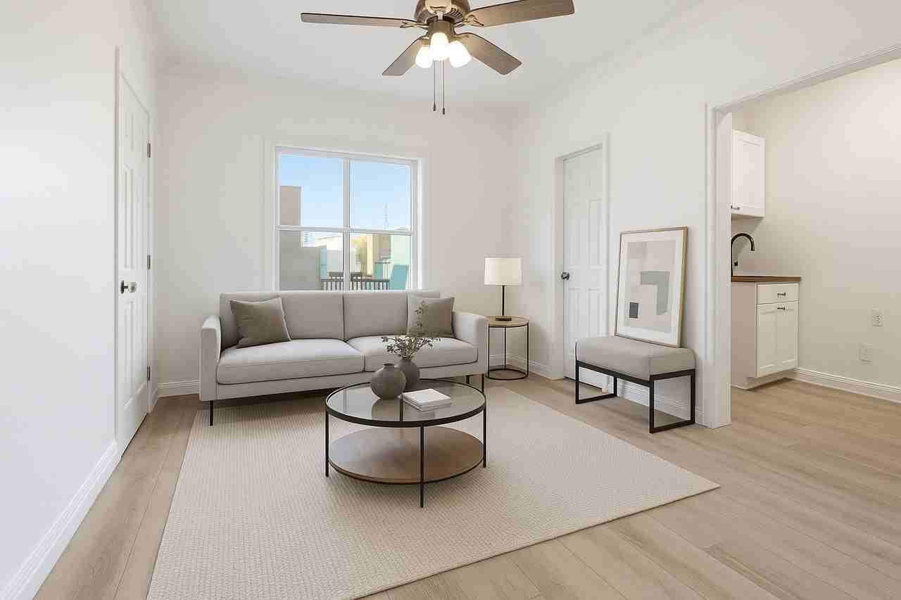 724 S Mariposa Ave #207