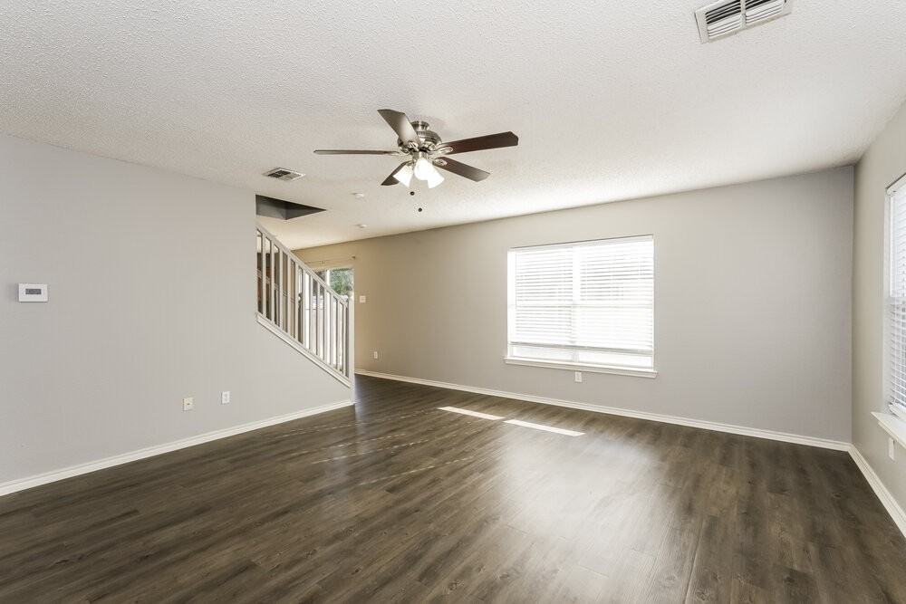 320 Capricorn St - Photo 5 of 17