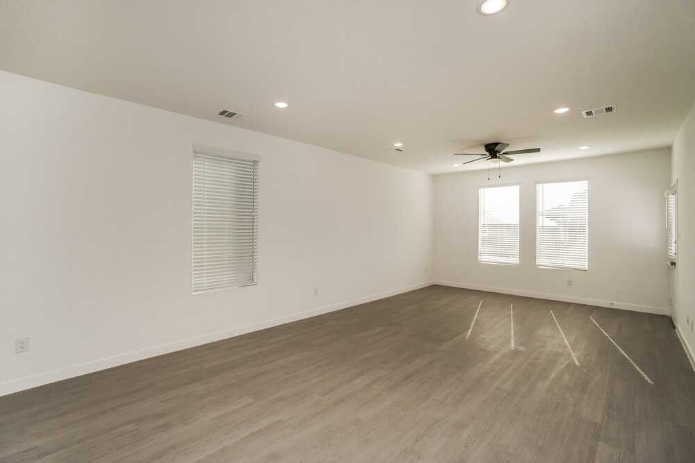 15526 Crescent Hill Dr - Photo 5 of 17