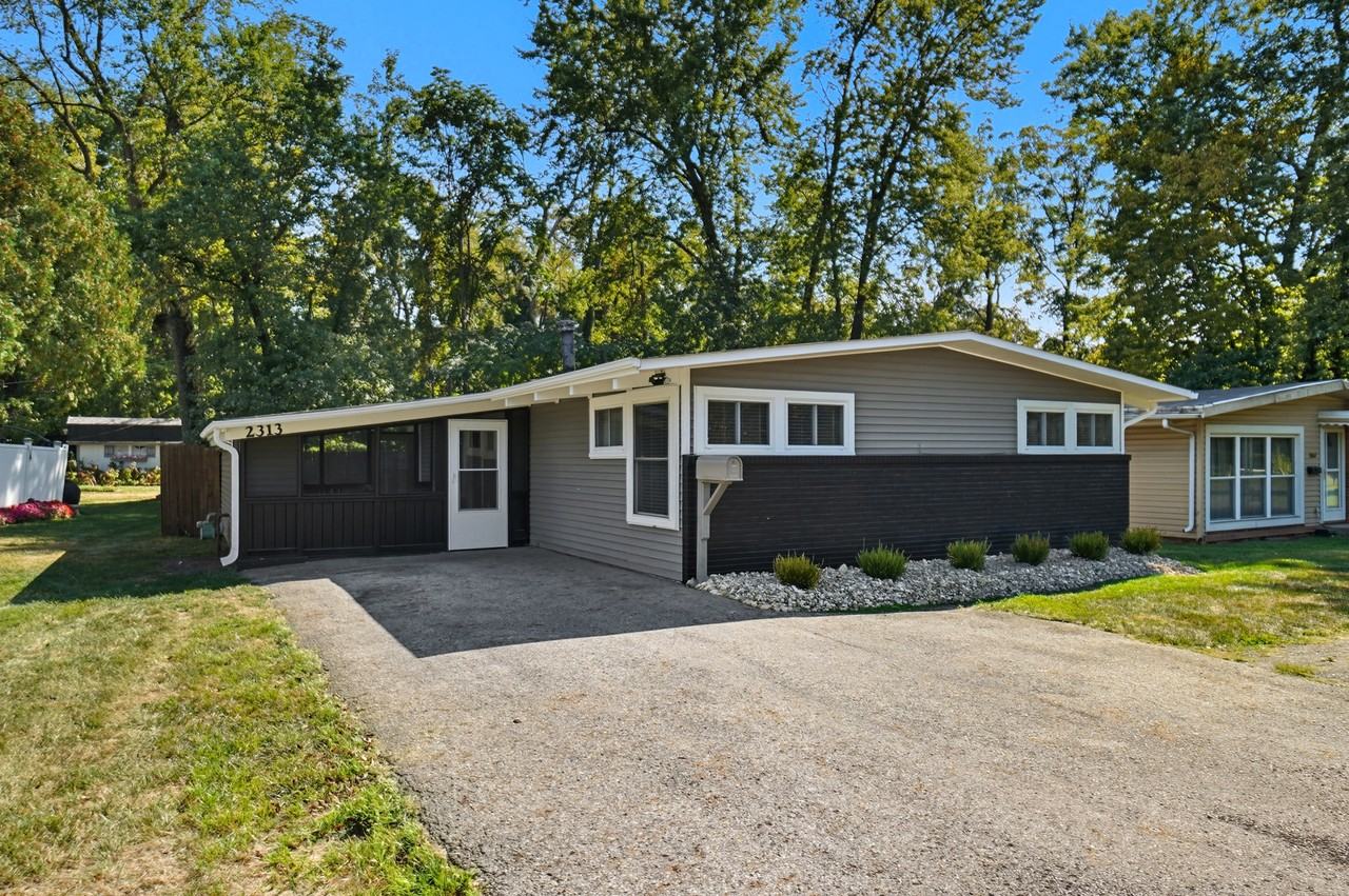 2313 Airport Dr - Photo 2 of 23