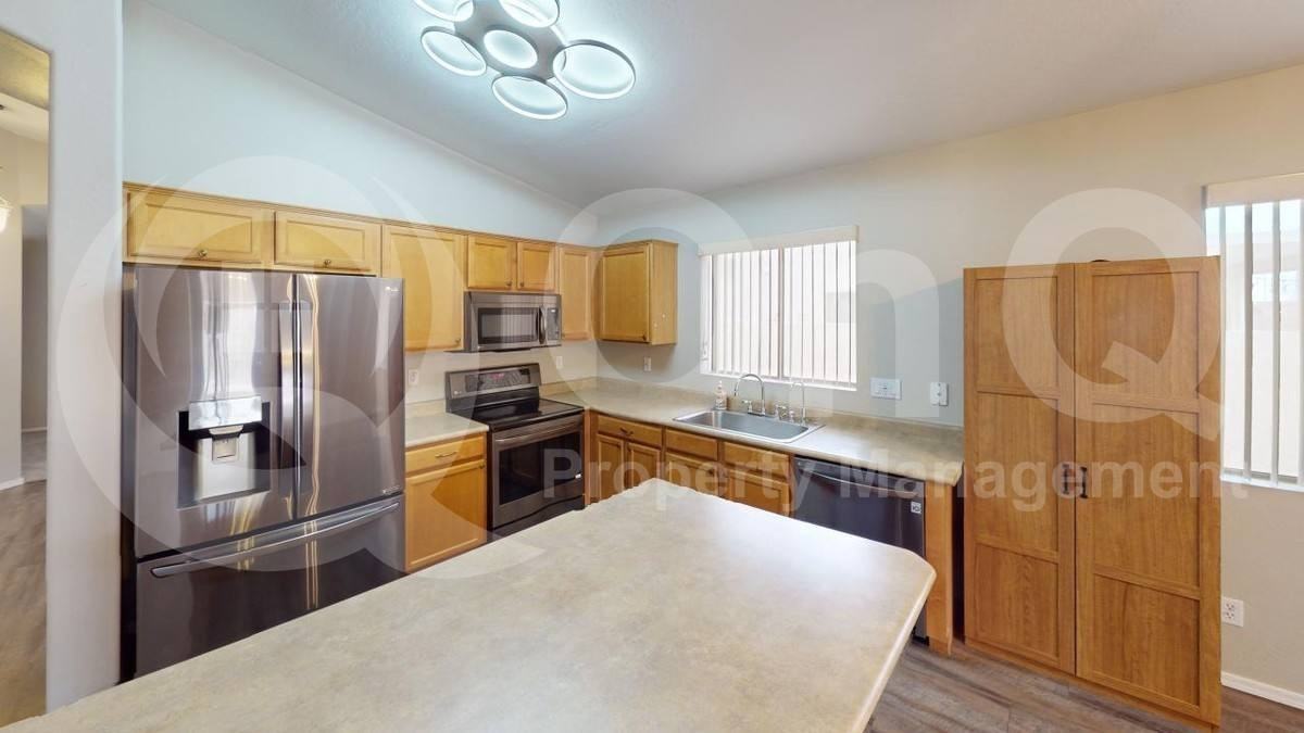 577 W Lucky Penny Pl - Photo 3 of 10