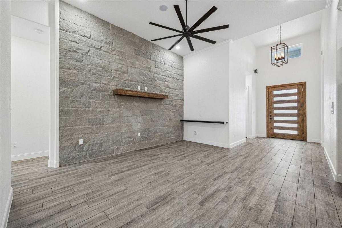 136 Greg Ln - Photo 2 of 10