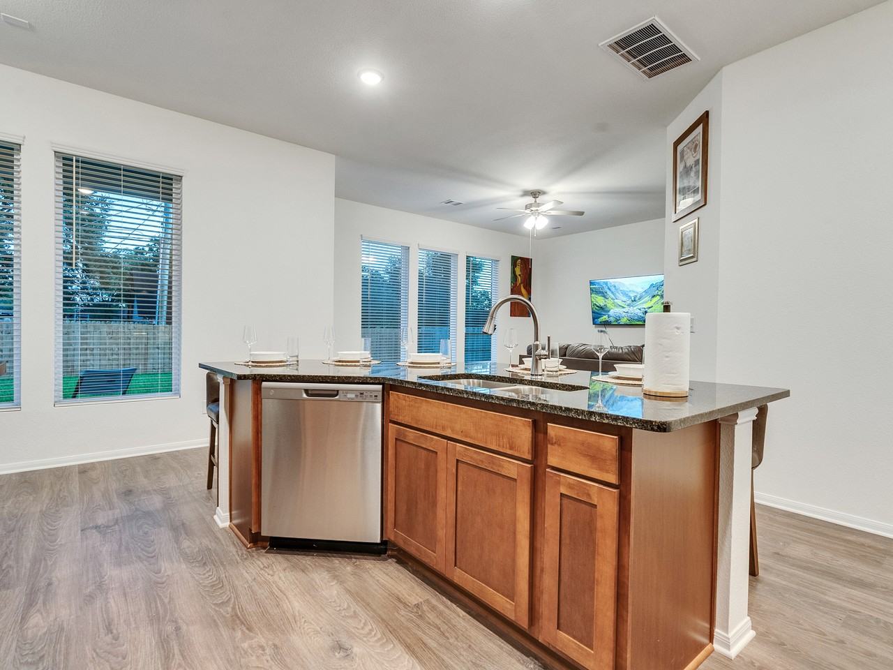 408 Magnolia Ln - Photo 2 of 37