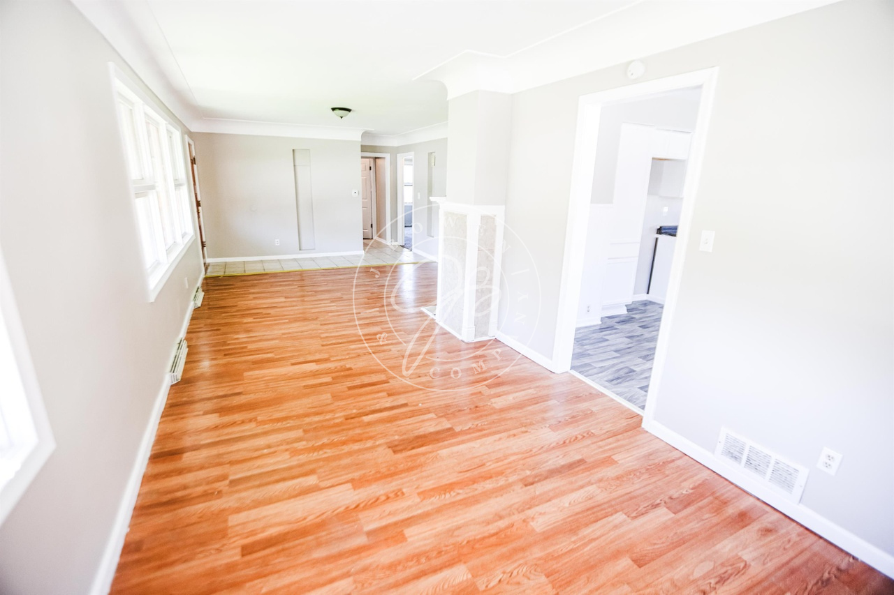 735 Russell St - Photo 3 of 20