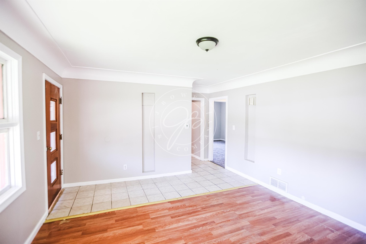 735 Russell St - Photo 5 of 20