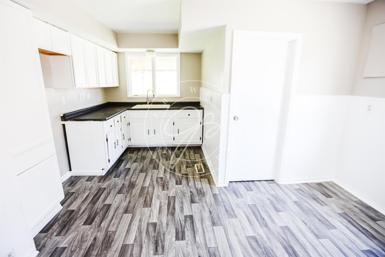 735 Russell St - Photo 7 of 20