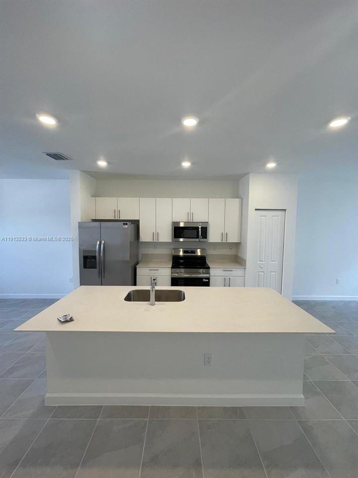 1066 Southeast 2nd Drive #1066-1066 - Photo 5 of 29