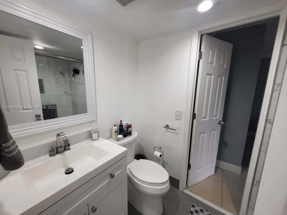 960 N Franklin Ave #960960J - Photo 7 of 21