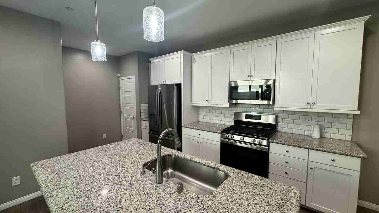 11728 Redwood Mountain Avenue - Photo 7 of 33