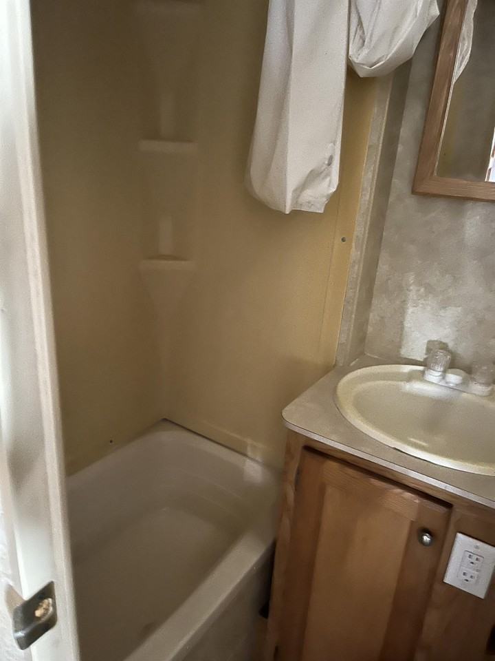 5027 River Road - Photo 4 of 48