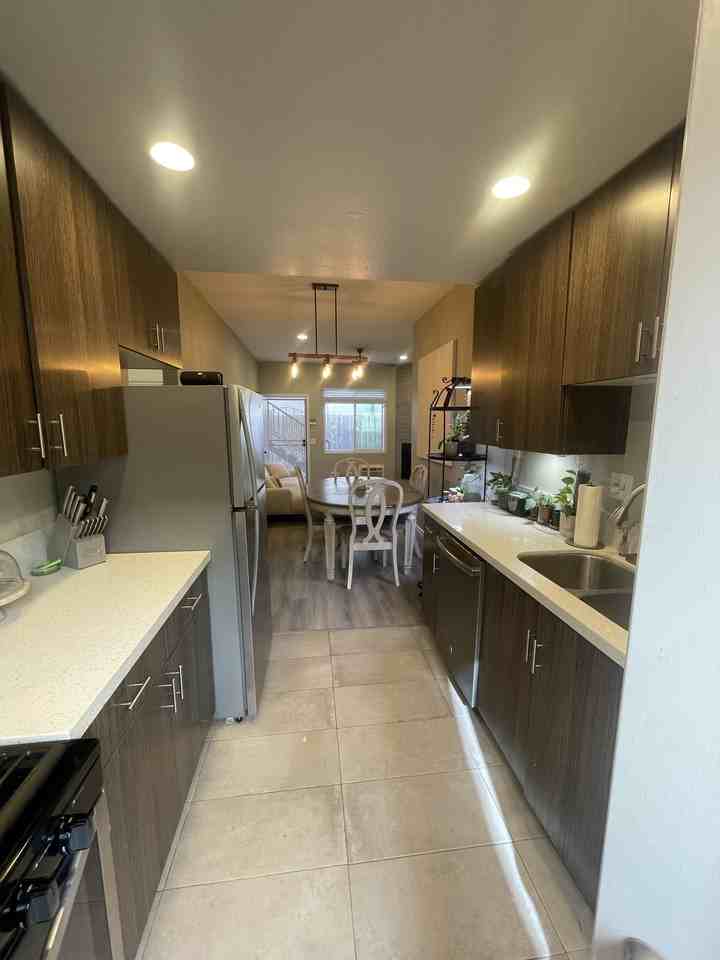 4433 Winona Avenue - Photo 4 of 24