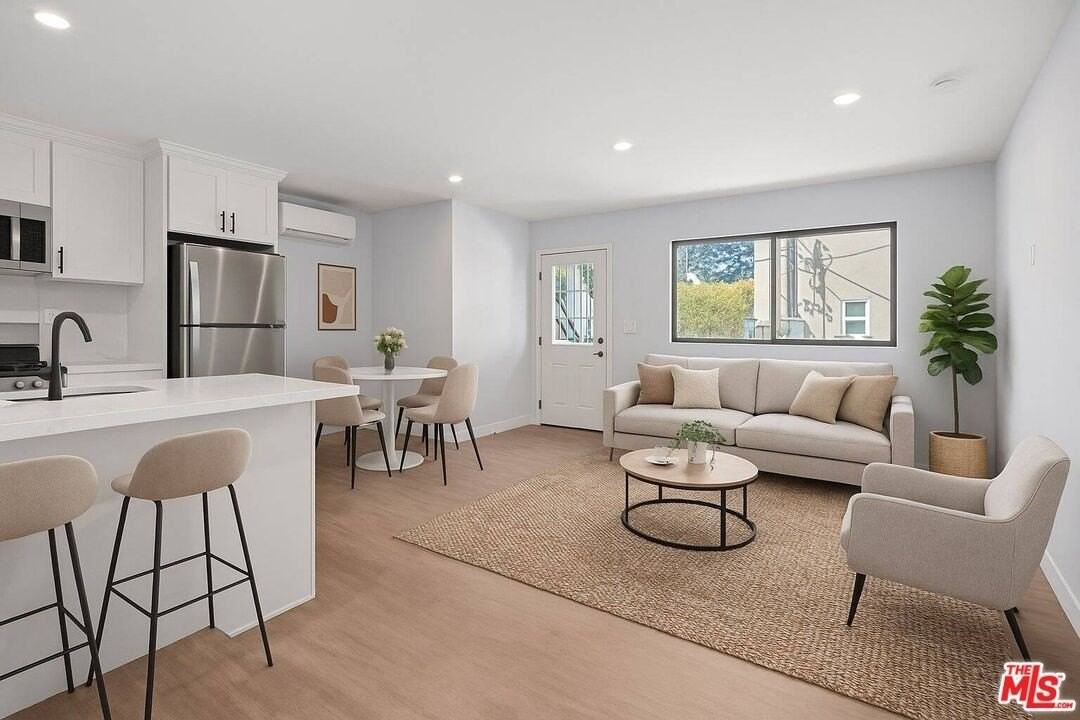 1518 1/4 Stearns Dr - Photo 2 of 14