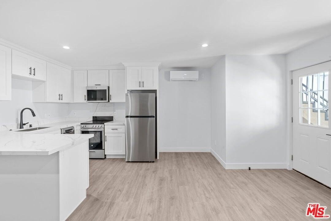 1518 1/4 Stearns Dr - Photo 3 of 14