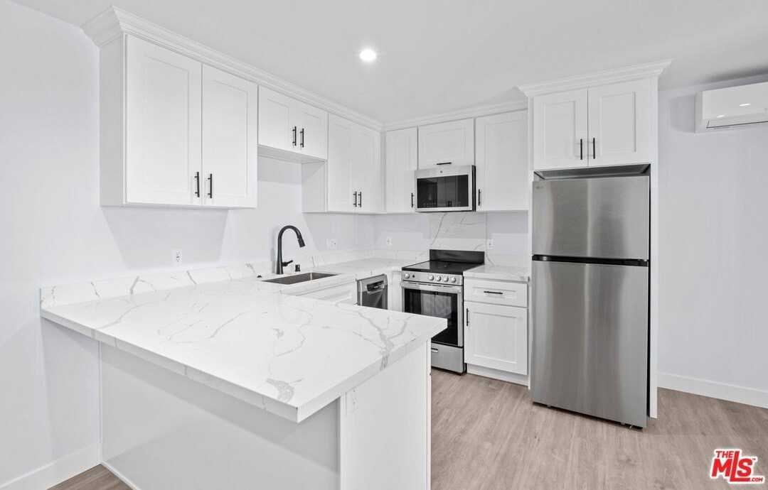 1518 1/4 Stearns Dr - Photo 4 of 14