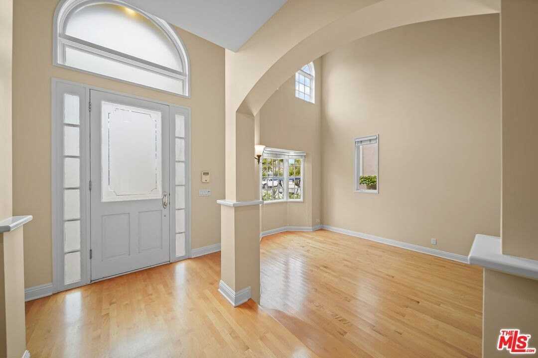 248 S Swall Dr - Photo 5 of 49