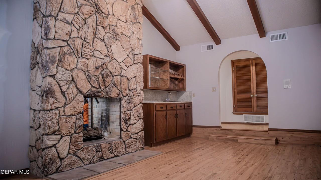 4521 R L Shoemaker Dr - Photo 2 of 6