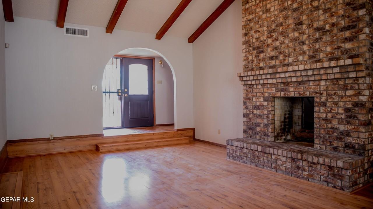 4521 R L Shoemaker Dr - Photo 3 of 6