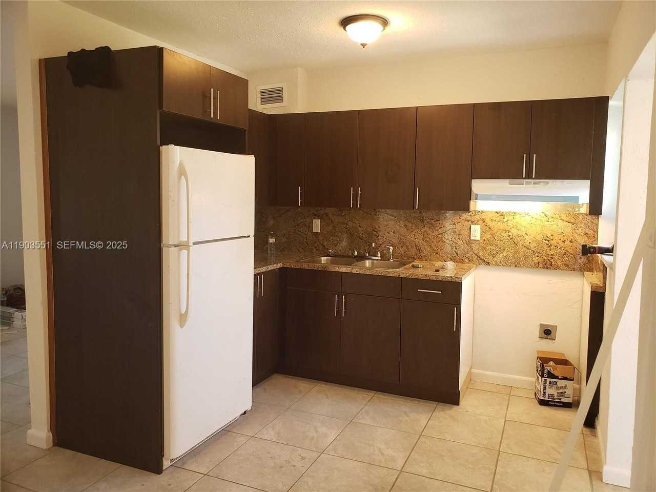 1370 Nw 116th Ter - Photo 5 of 11