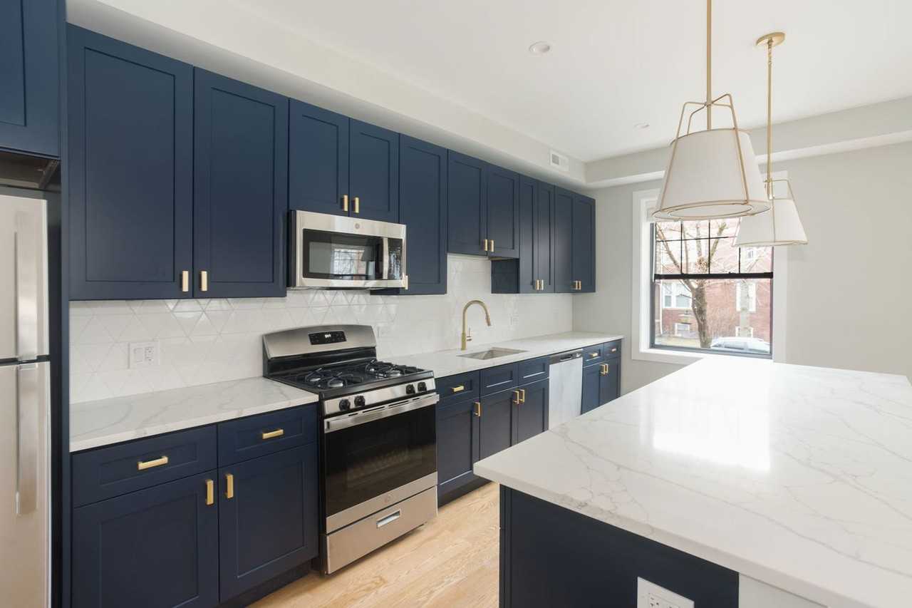 N Seeley Ave #1A - Photo 2 of 8