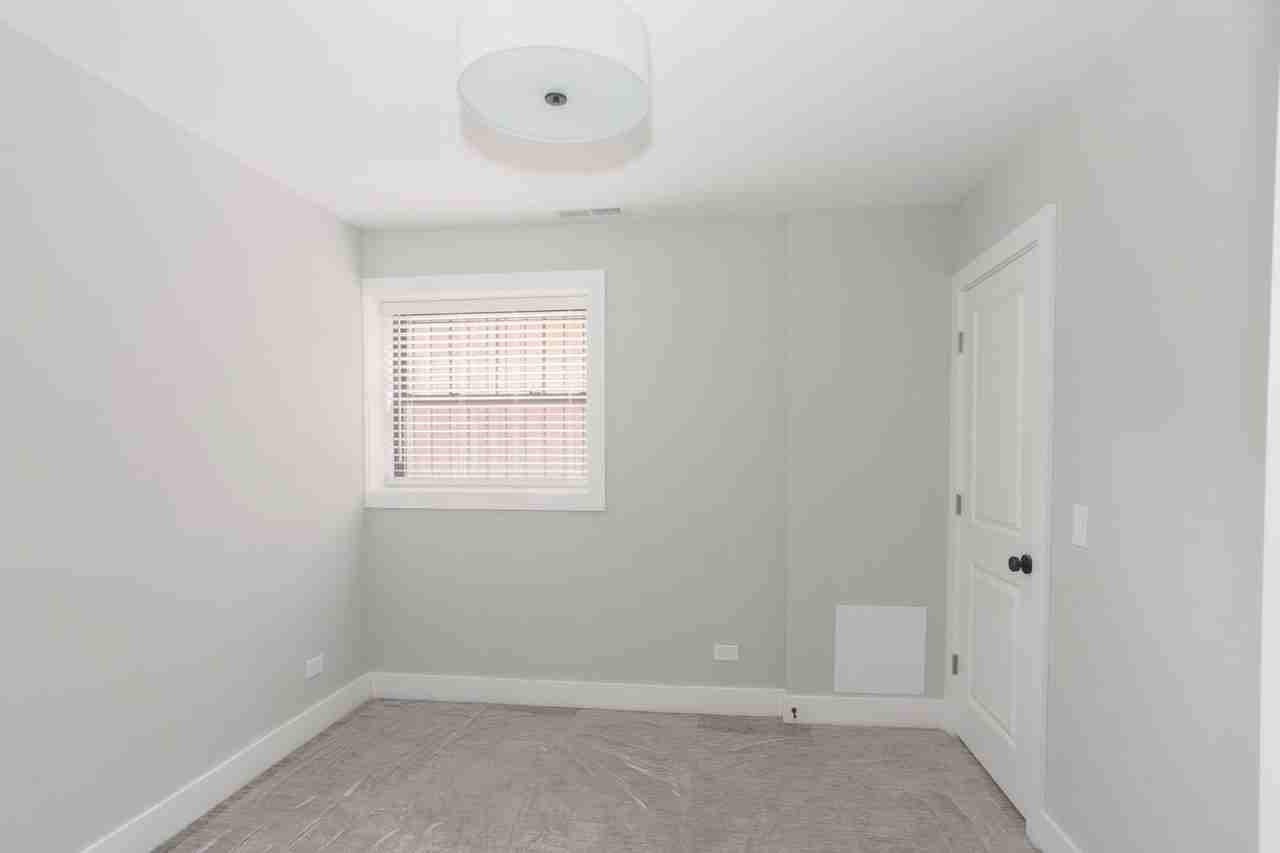 N Seeley Ave #1A - Photo 6 of 8