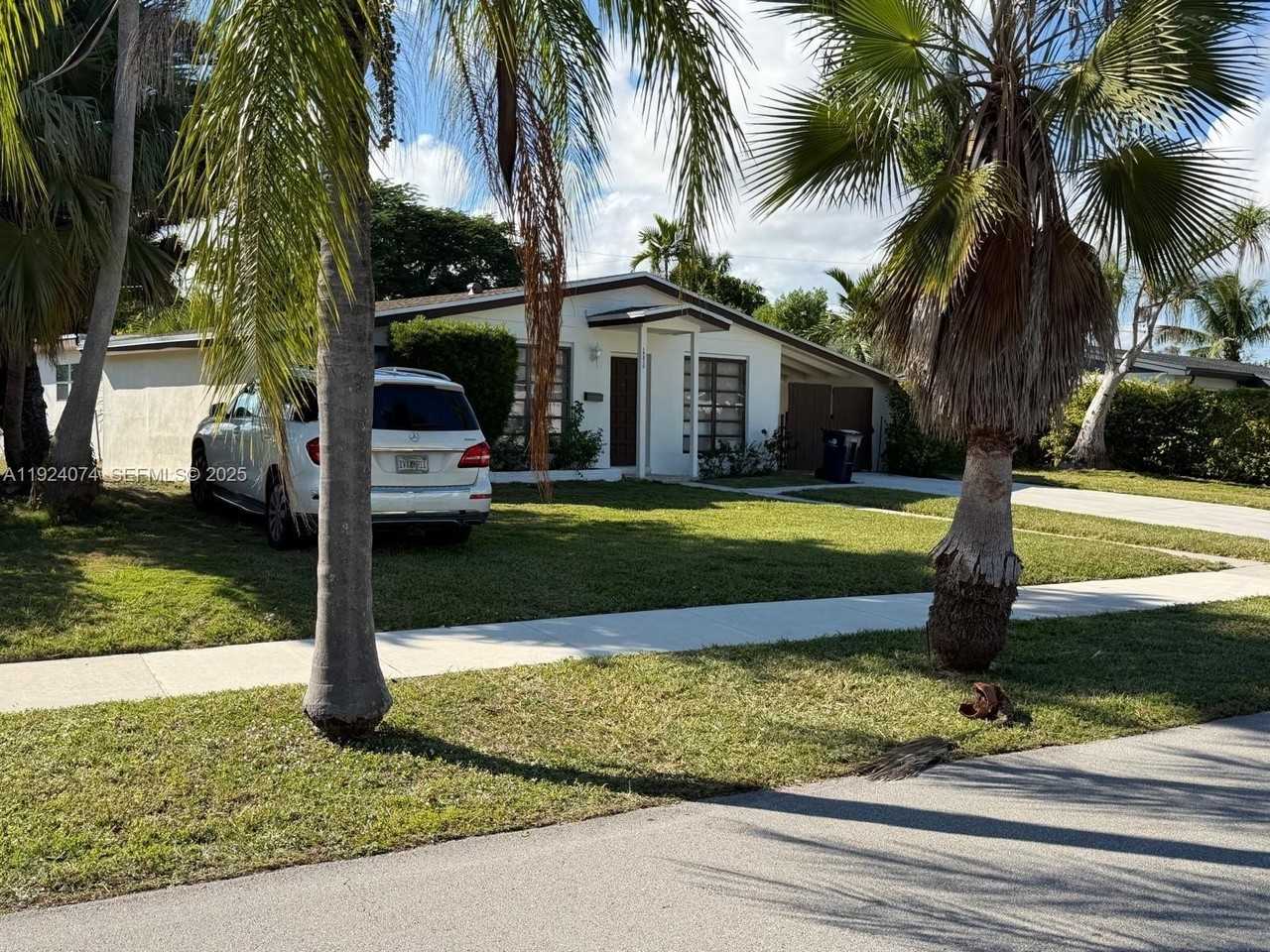 19810 Holiday Rd - Photo 2 of 39