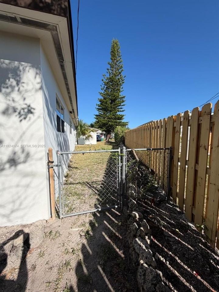 19810 Holiday Rd - Photo 7 of 39