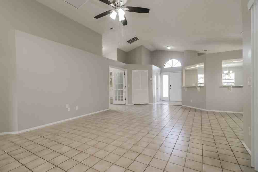 1086 Manigan Ave - Photo 5 of 16