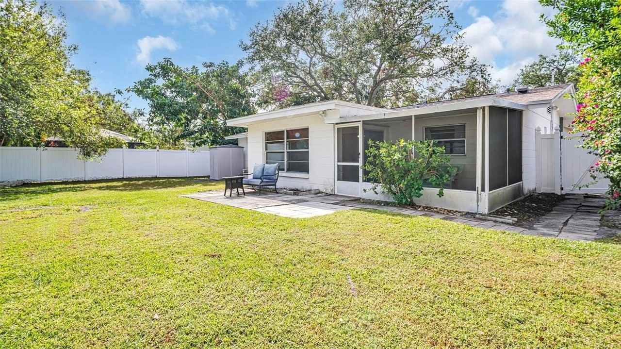 5831 Hillside St - Photo 4 of 26