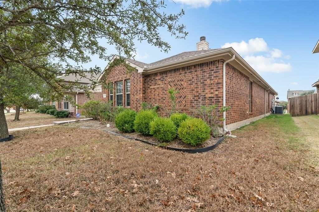 1313 Honeywood Ln - Photo 3 of 22