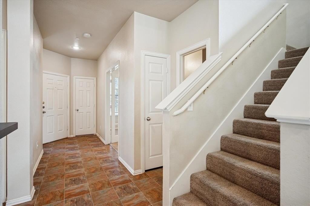 10354 Waterbury Dr - Photo 4 of 25