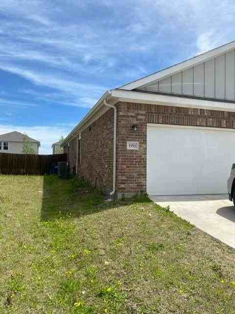 1911 Marquette Dr - Photo 3 of 17