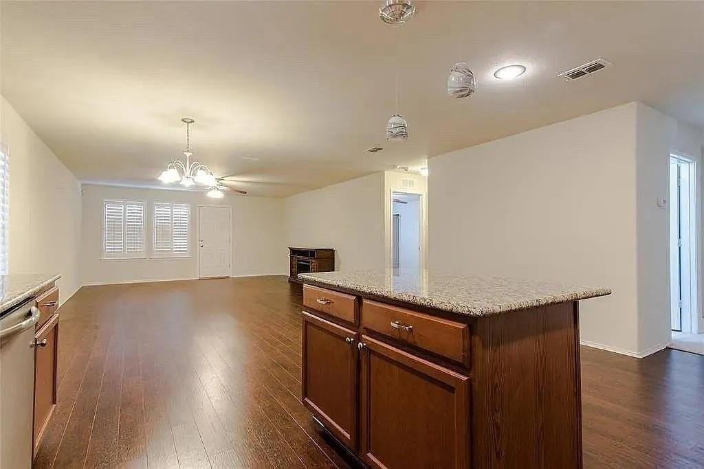 829 Underhill Dr - Photo 4 of 10