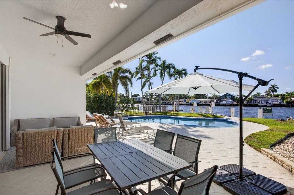 513 S Riverside Dr - Photo 4 of 50