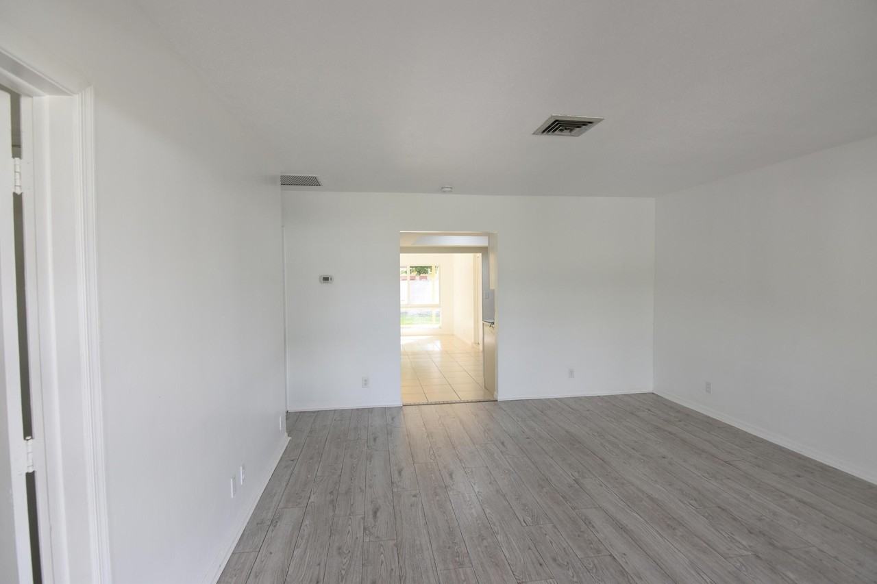 2260 Northeast 5th Avenue - Photo 5 of 25