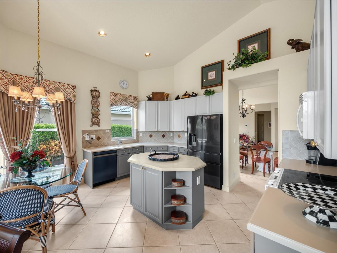 8282 Spyglass Drive - Photo 7 of 22