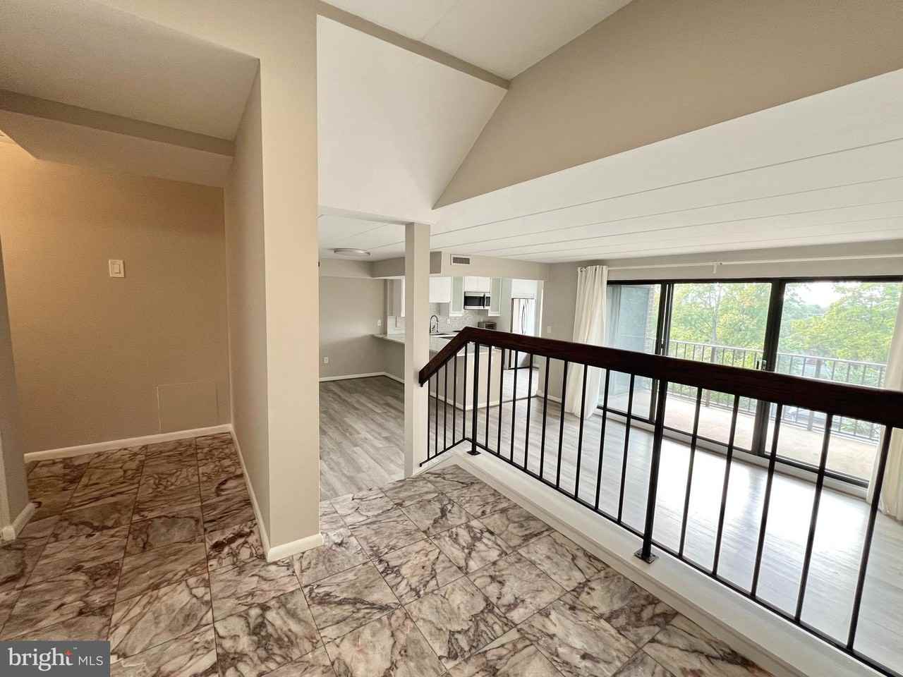 118 Roberts Ln Apt 300 #300 - Photo 3 of 46