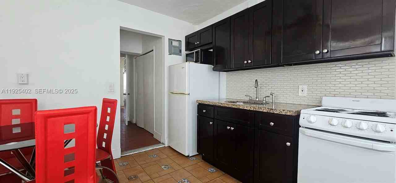 1840 Roosevelt St #1-2 - Photo 5 of 8