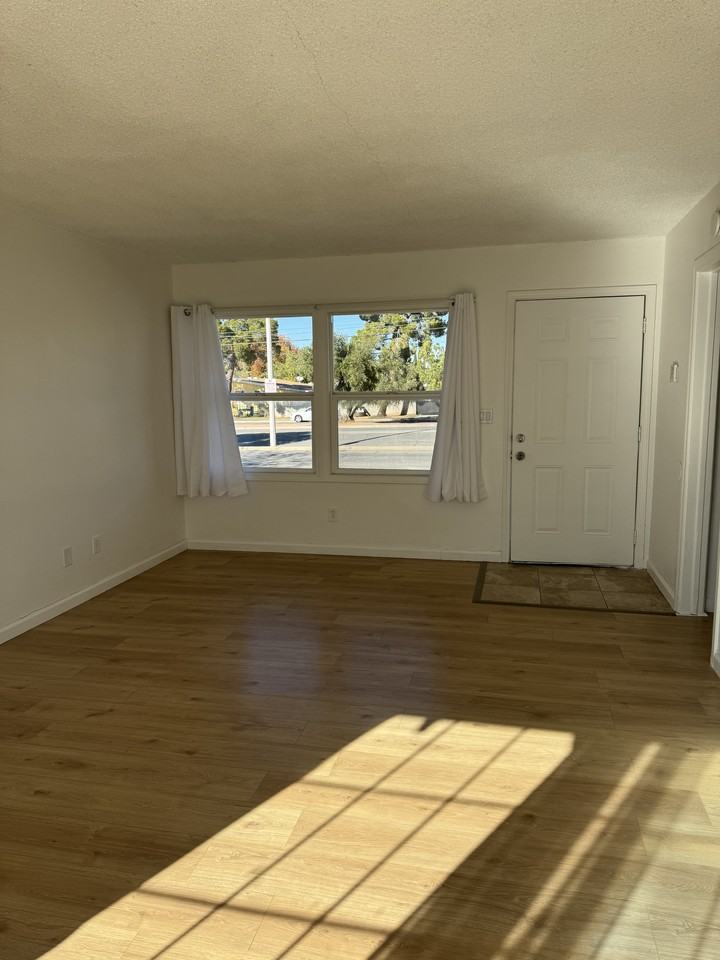 144 E Avenue Q - Photo 7 of 27