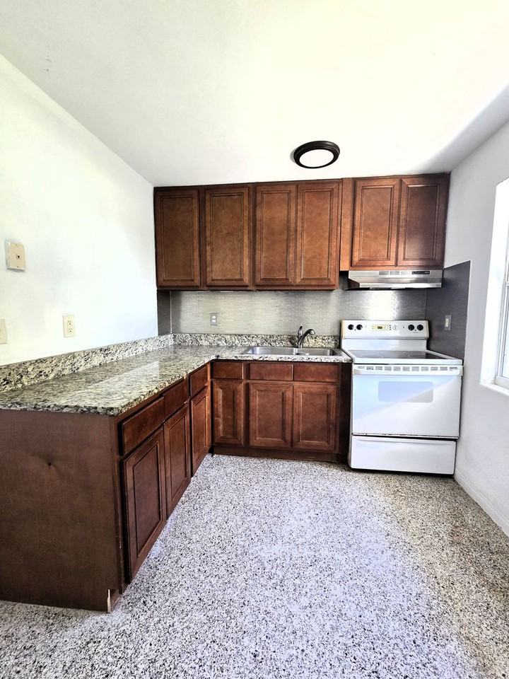 1703 EDGEWATER DRIVE - Photo 5 of 23