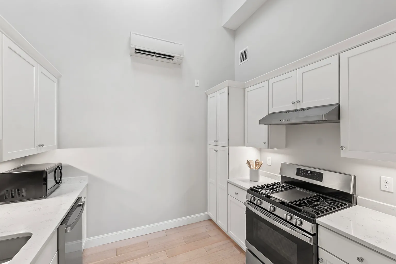 298 York Street - Photo 4 of 19