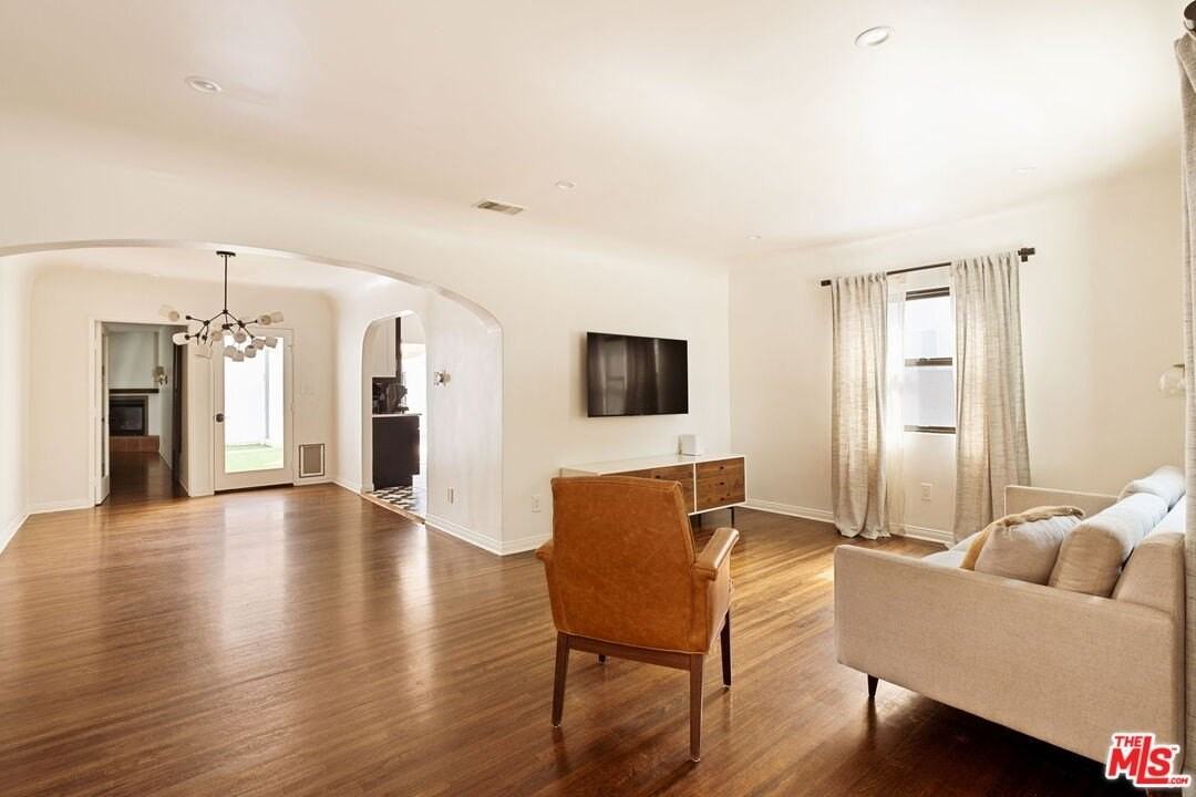 3720 Military Avenue - Photo 6 of 47