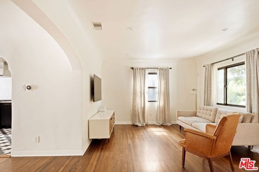 3720 Military Avenue - Photo 7 of 47