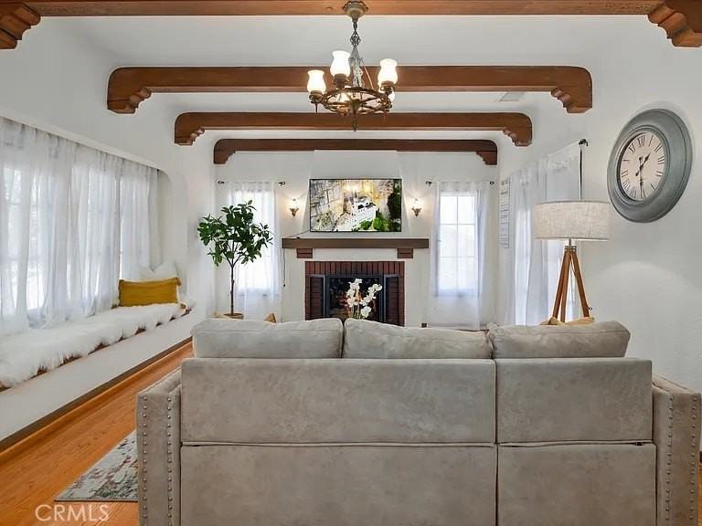 15803 Victoria Ave - Photo 5 of 50