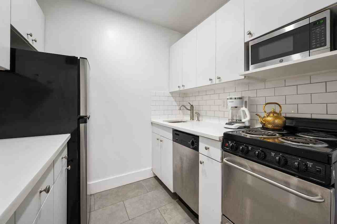 132 E 45th St #1323890P - Photo 3 of 15