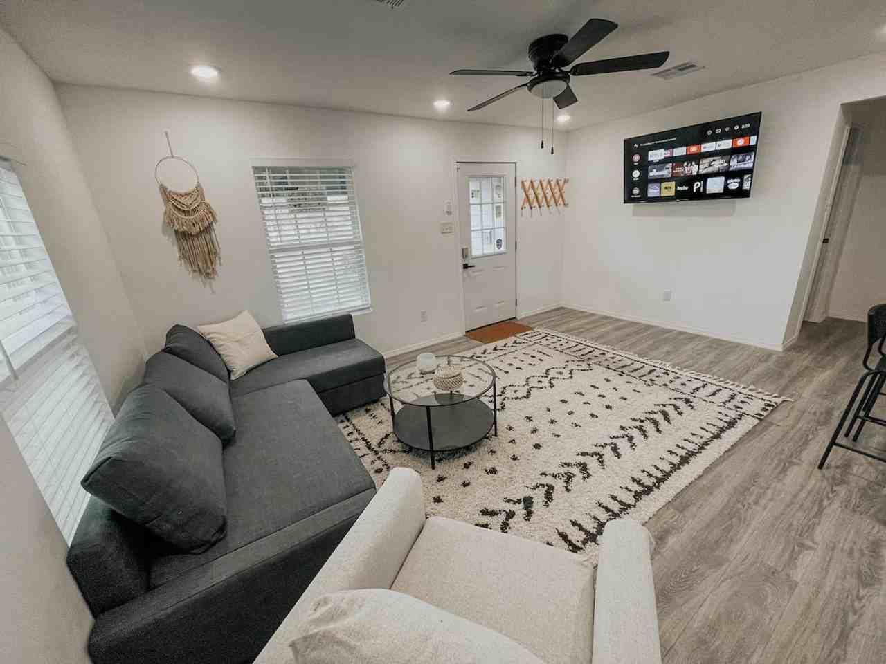 3729 N 24th St #1352452P - Photo 3 of 39